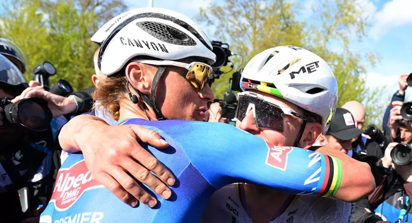 Mathieu van der Poel (Alpecin - PremierTech) saluda a Tadej Pogacar (UAE) en meta tras el Tour de Flandes 2026