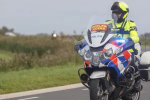Insólito: un ladrón de bicicletas se mete en carrera y rueda por delante del pelotón
