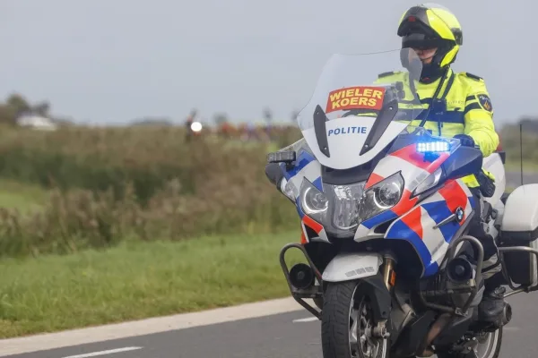 Un ladrón de bicicletas se mete en carrera y lidera el pelotón