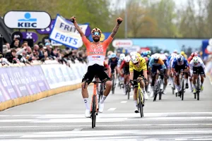 A Través de Flandes: Corazón roto para Van Aert, por tercer año consecutivo