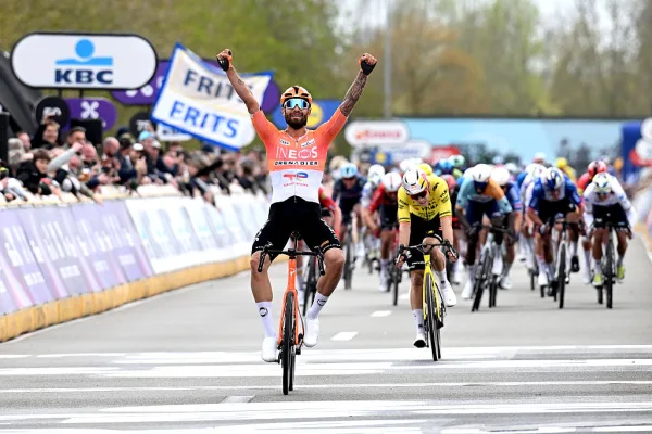Filippo Ganna (INEOS) le gana a Wout van Aert (Visma) en A Través de Flandes 2026