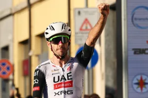 ¿Otro caos de líderes en UAE? Yates avisa a Almeida para el Giro: “Es mejor tener opciones”