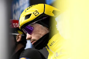 Juan Ayuso abandona la Itzulia