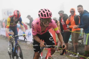Alarma en el EF: Richard Carapaz, en duda para el Giro de Italia por problemas en su preparación