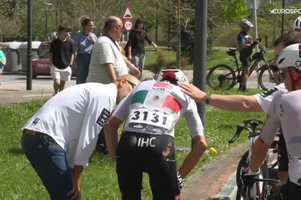 La caída de Isaac del Toro (UAE) en la tercera etapa de Itzulia 2026