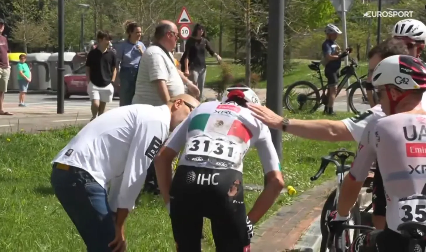La caída de Isaac del Toro (UAE) en la tercera etapa de Itzulia 2026