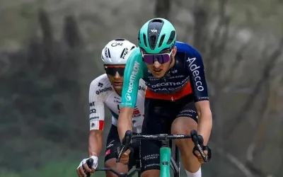 Paul Seixas (Decathlon CMA CGM) e Isaac del Toro (UAE Team Emirates XRG) en Strade Bianche 2026