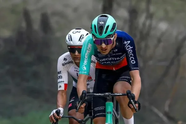 Paul Seixas (Decathlon CMA CGM) e Isaac del Toro (UAE Team Emirates XRG) en Strade Bianche 2026
