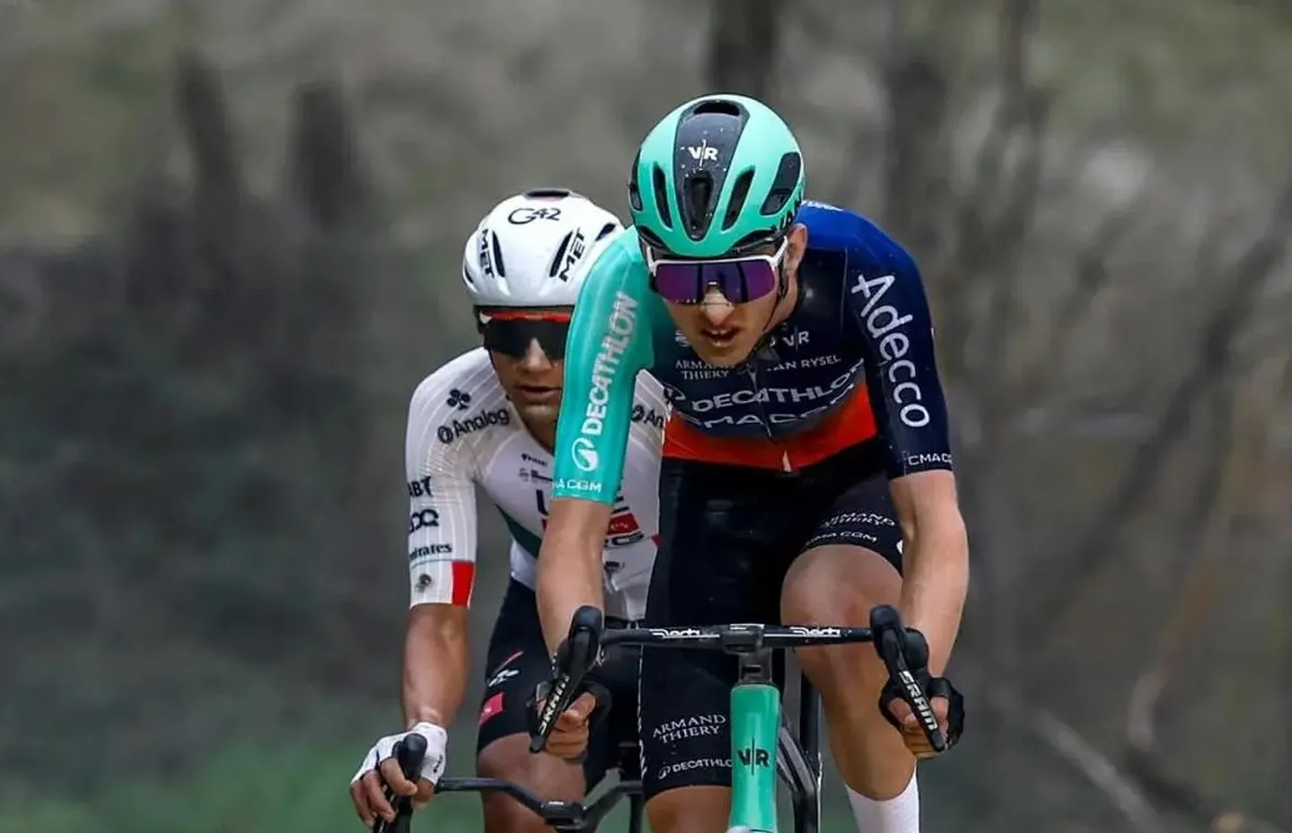 Paul Seixas (Decathlon CMA CGM) e Isaac del Toro (UAE Team Emirates XRG) en Strade Bianche 2026