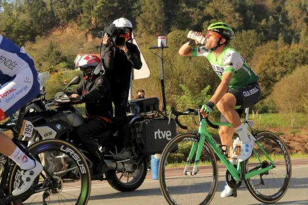 Una moto de Televisión Española (TVE) durante la Vuelta a España