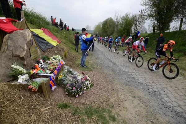 La placa que homenajea a Michael Goodaerts en la ruta de París-Roubaix