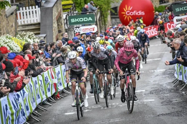 Ben Healy (EF) en un mano a mano con Tadej Pogacar (UAE) en el final de Flecha Valona 2025