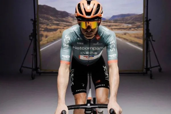 El nuevo maillot de INEOS para 2026 tras la entrada de Netcompany como sponsor titular