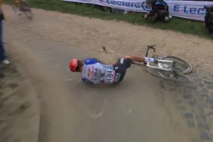 Llegó a la meta de Roubaix medio a ciegas tras perder un lente de contacto