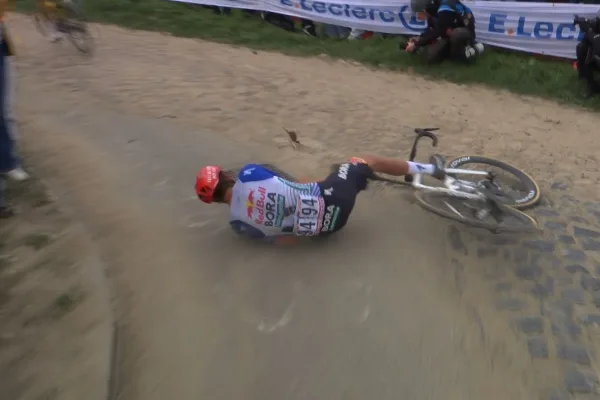 La caída de Laurence Pithie (Red Bull - BORA - hansgrohe) en París Roubaix 2026, tras perder una lente de contacto.