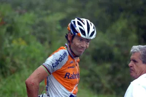 Óscar Freire irrumpe en una misa y luego es arrestado por violencia de género