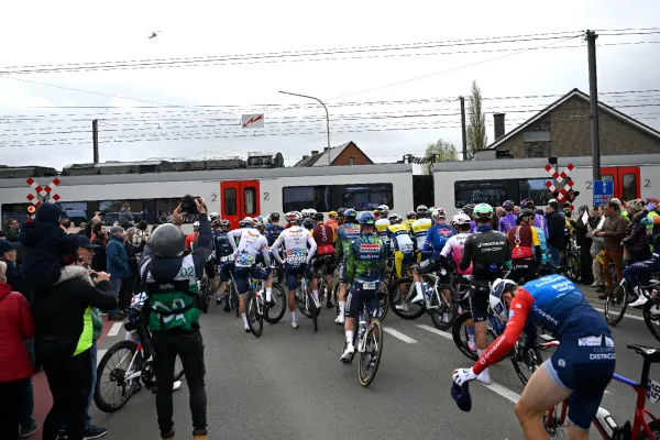 Polémica en el Tour de Flandes por un paso a nivel