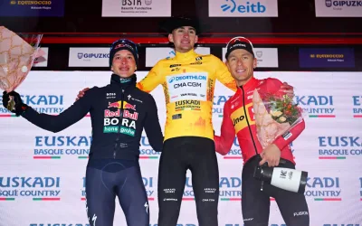Paul Seixas (Decathlon CMA CGM), Florian Lipowitz (Red Bull - BORA - hansgrohe) y Tobias Halland Johannessen (Uno-X), el podio final de Itzulia 2026 (