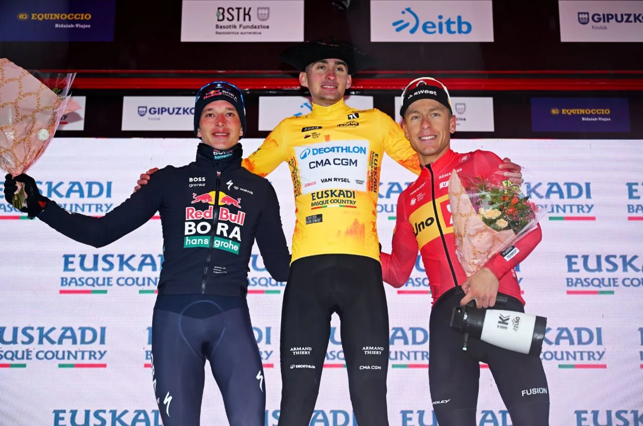 Paul Seixas (Decathlon CMA CGM), Florian Lipowitz (Red Bull - BORA - hansgrohe) y Tobias Halland Johannessen (Uno-X), el podio final de Itzulia 2026 (