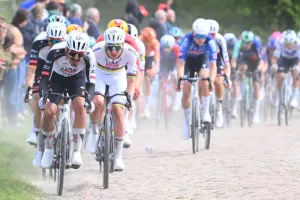 Visma afirma que es “parte del juego” no haber esperado a Pogacar tras su pinchazo