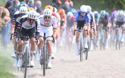 Tadej Pogacar (UAE Team Emirates) y su compañero de equipo, Antonio Morgado en París-Roubaix 2026