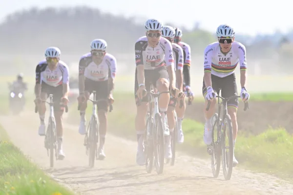 Tadej Pogacar y UAE Team Emirates reconociendo las rutas de París-Roubaix 2026