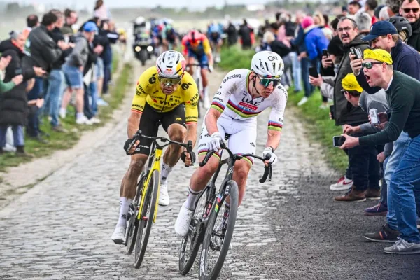 Tadej Pogacar (UAE Team Emirates) y Wout van Aert (Visma - Lease a Bike) en París Roubaix 2026