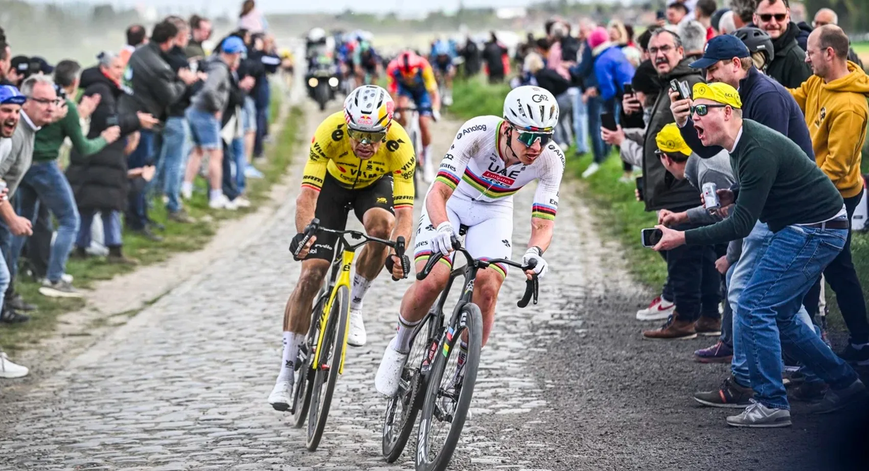 Tadej Pogacar (UAE Team Emirates) y Wout van Aert (Visma - Lease a Bike) en París Roubaix 2026