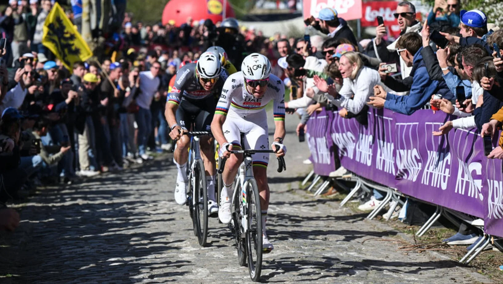 Tadej Pogacar y Mathieu van der Poel en el Tour de Flandes 2025