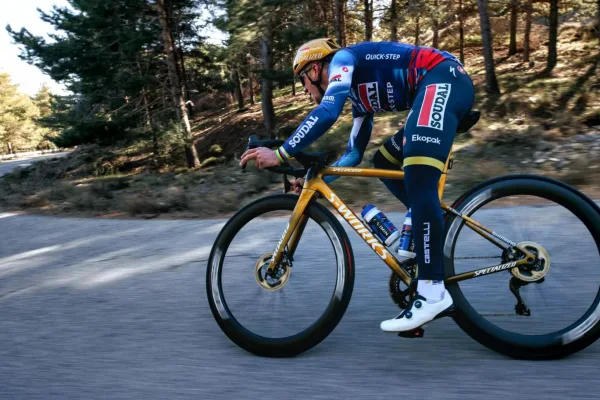 Remco Evenepoel con una bicicleta Specialized cuando corría para Soudal - QuickStep