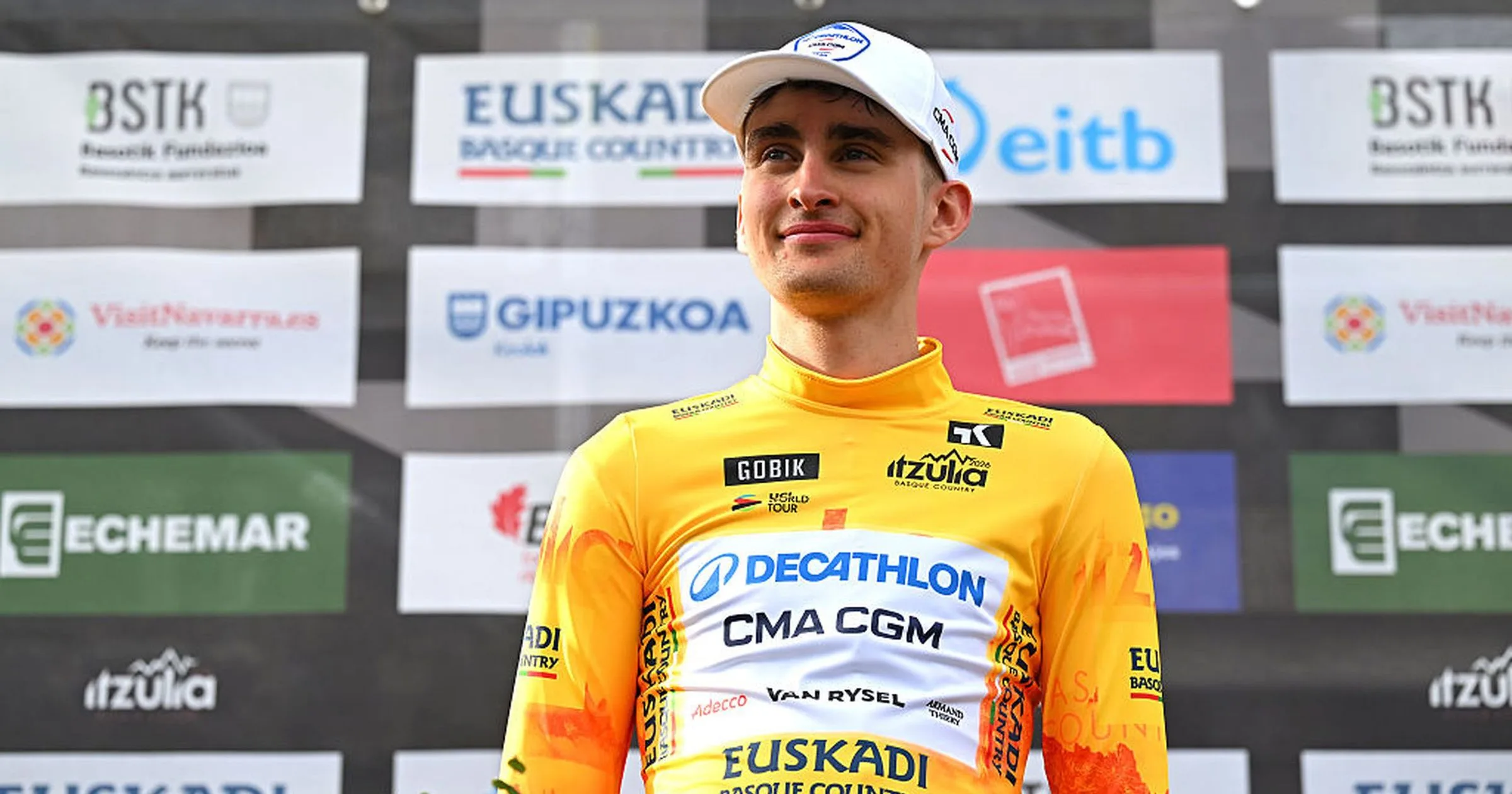 Paul Seixas (Decathlon CMA CGM) en el podio tras ganar la segunda etapa de Itzulia 2026