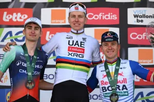 Lefevere apunta a Pogacar y exige cambios: “Él tenía 4 días de carrera y Remco 24”