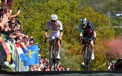 Tadej Pogacar (UAE Team Emirates) y Paul Seixas (Decathlon CMA CGM) en el Cote de la Redoute de la Lieja Bastoña Lieja 2026