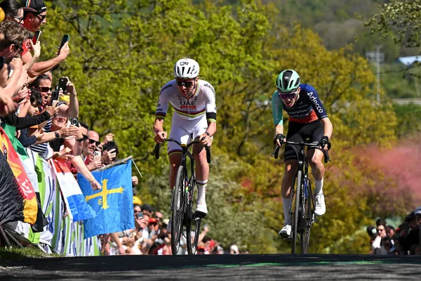Tadej Pogacar (UAE Team Emirates) y Paul Seixas (Decathlon CMA CGM) en el Cote de la Redoute de la Lieja Bastoña Lieja 2026