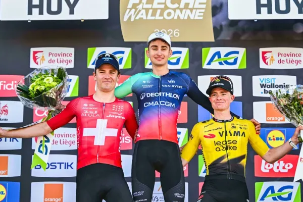 Paul Seixas (Decathlon CMA CGM), Mauro Shmid (Jayco AlUla) y Ben Tulett (Visma - Lease a Bike) en el podio de Flecha Valona 2026.