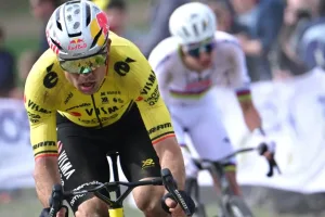 Experto afirma que Van Aert ganó Roubaix porque no repitió el error de Van der Poel en Flandes