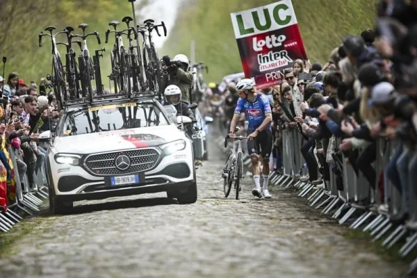 El increíble error de Alpecin y Van der Poel que le costó la Roubaix