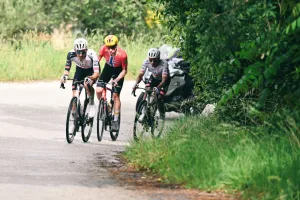 Resumen y resultados Etapa 8 del Giro de Italia 2026: Segundo triunfo para el ‘Lagarto’ Narváez en un día de muros y alta velocidad