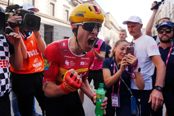 Fredrik Dversnes (Uno-X) festeja la etapa 15 del Giro d´Italia 2026
