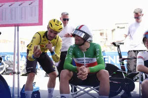 Resumen y resultados Etapa 10 del Giro de Italia 2026: Ganna vuela en la Toscana, Eulálio salva el Rosa, Vingegaard Fortalecido