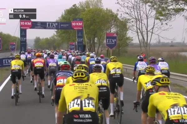 Jonas Vingegaard y su equipo eligen la parte trasera del pelotón en la primera etapa del Giro d´Italia 2026.
