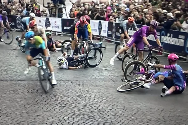 La caída de los ciclistas en la sexta etapa del Giro d´Italia 2026