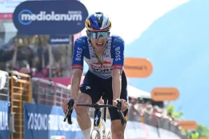 De tomar antibióticos a asaltar el podio del Giro de Italia: La remontada de Jai Hindley