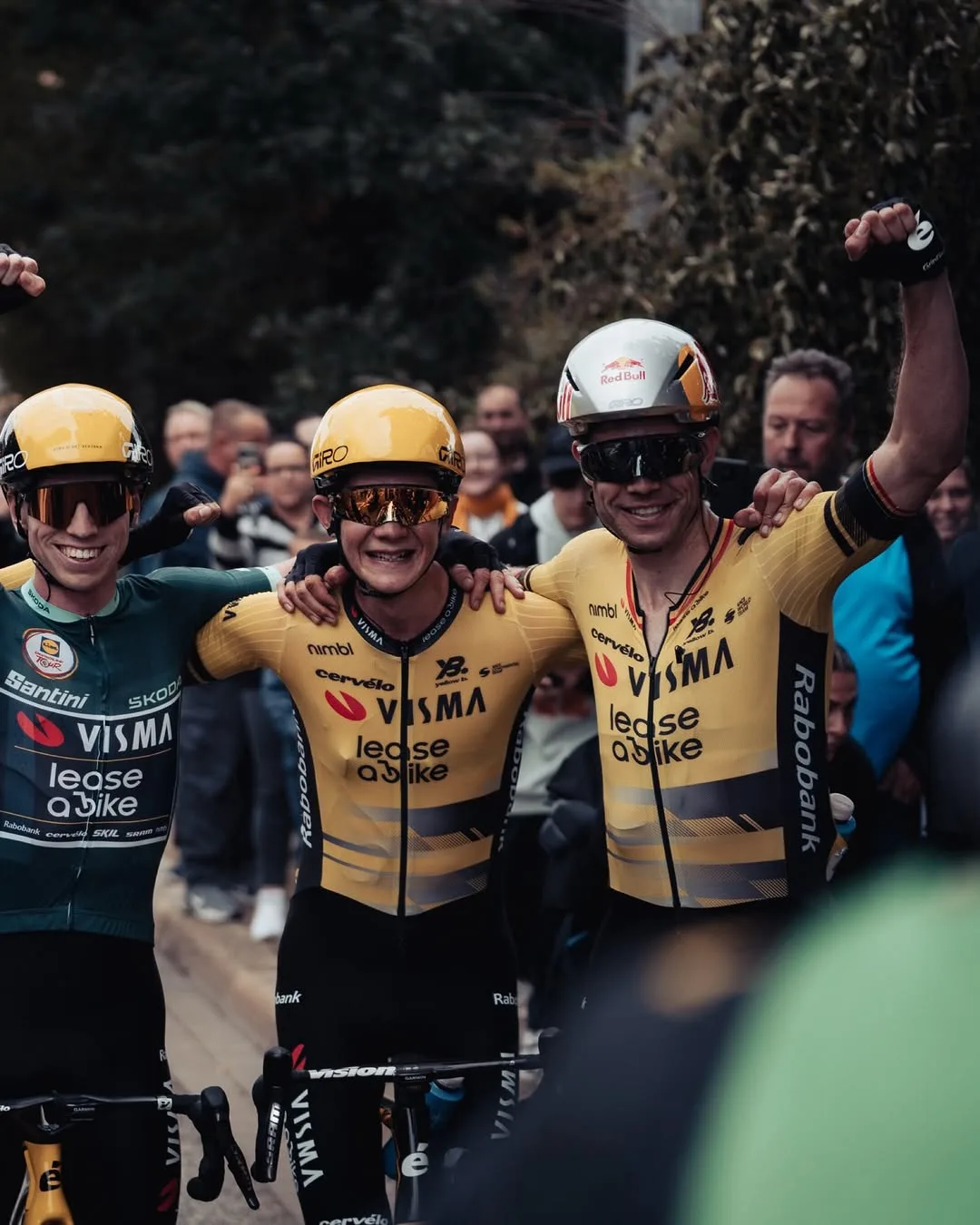 Matthew Brennan, Matisse Van Kerckhove y Wout van Aert (Visma - Lease a Bike) en el Tour de Alemania 2025 