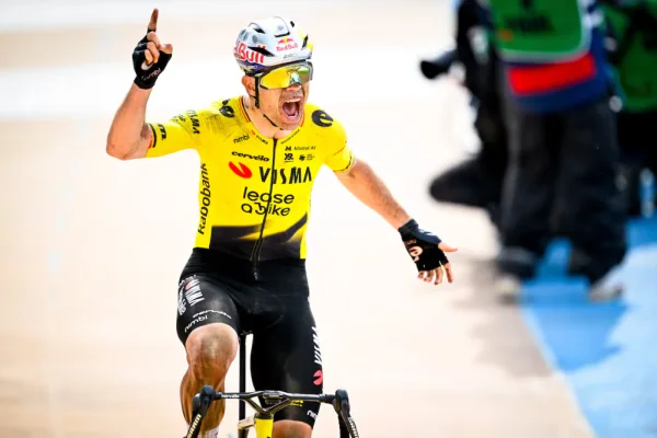 Wout van Aert (Visma - Lease a Bike) gana París-Roubaix 2026