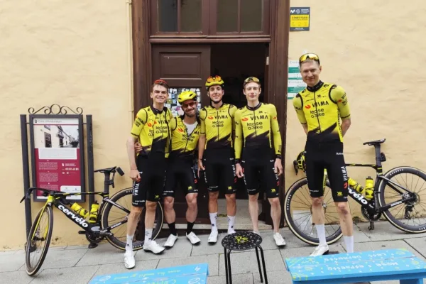Sepp Kuss, Victor Campenaerts, Davide Piganzoli, Jonas Vingegaard y Wilco Kelderman preparando el Giro d´Italia 2026 en Tenerife