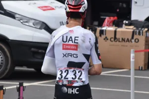 ¿Efecto bola de nieve o solo mala suerte? Otro ciclista de UAE se lesiona tras apenas volver de larga ausencia