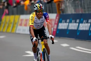 Bernal, con grandes dificultades en la montaña: su gregario llora tras sacrificarse