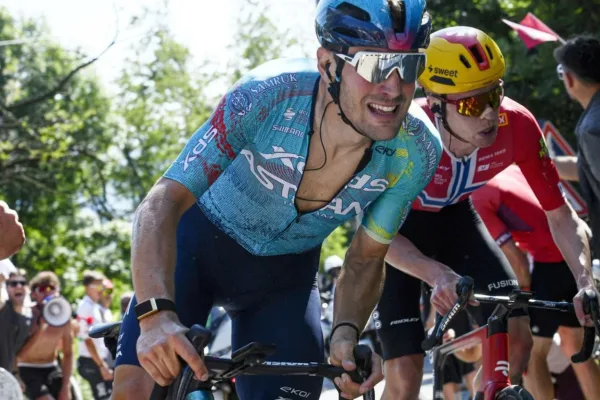 Alberto Bettiol (XDS Astana) y Andreas Leknessund (Uno-X) al ataque en la etapa 13 del Giro d´Italia 2026