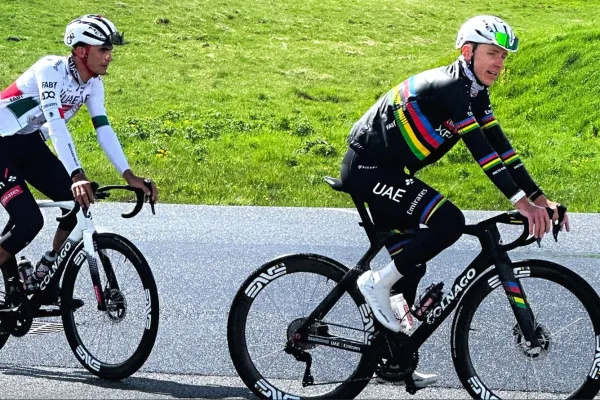 Isaac del Toro y Tadej Pogacar (UAE Team Emirates) entrenando para el Tour de France 2026